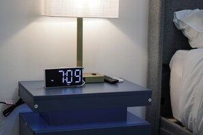 1 bedroom, desk, WiFi