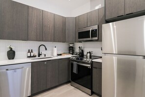 Kjøleskap, brødrister, kjøkkenutstyr og krydder