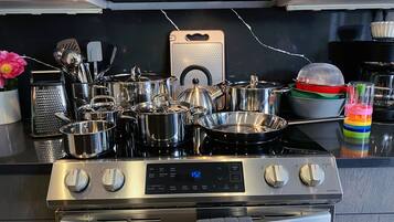 Frigorífico, tostadora, utensilios de cocina y especias