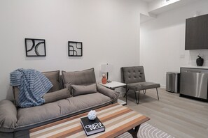 Living area - Unit 5: Cozy 1 BR w/Queen bed + Sofa Pullout (Washington)