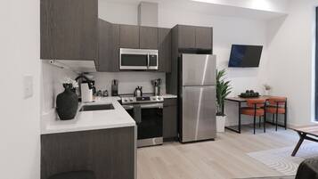 Frigorífico, tostadora, utensilios de cocina y especias