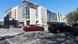 A modern building with large windows and a flat roof. - Unit 7: Spacious 3BR+Sofa bed | Sleeps 10 (Washington)