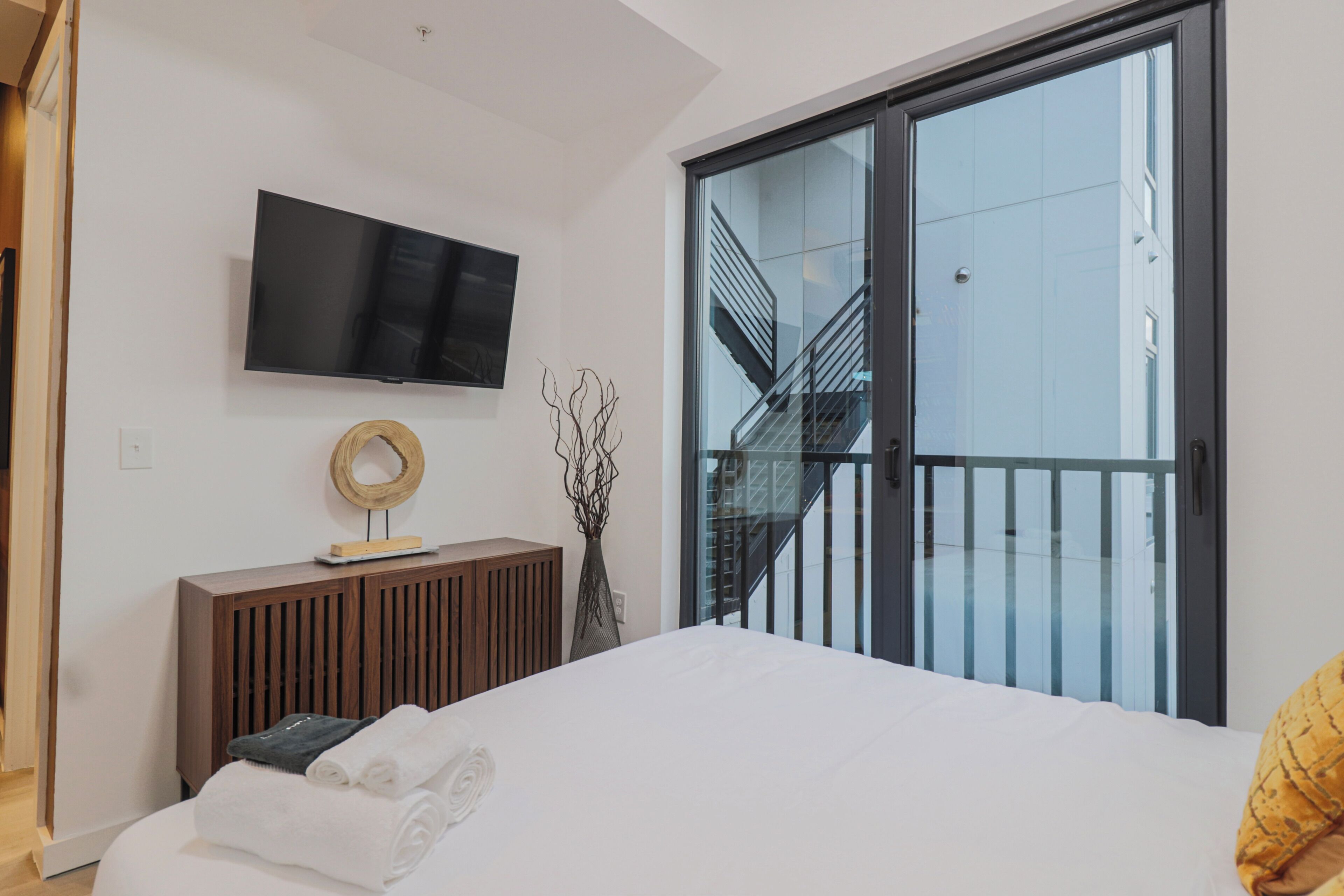 2 bedrooms, desk, iron/ironing board, WiFi