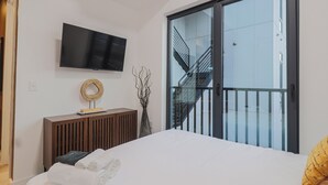 2 bedrooms, desk, iron/ironing board, WiFi - Unit 8: Spacious 2BR Penthouse  Sleeps 8 (Washington)