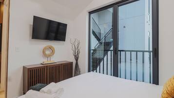 2 bedrooms, desk, WiFi