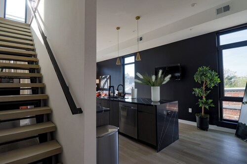 Unit 9: Luxe 2BR Penthouse | Sleeps 6