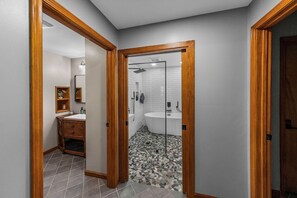 Secadora de cabello, toallas, jabón, shampoo 