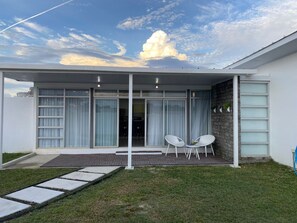 Terrace/patio - 2-bedroom family-friendly house in Las Lajas-Chame with backyard and small pool. (Las Lajas)