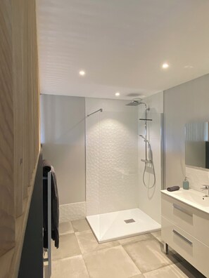 SĂšche-cheveux, serviettes fournies, savon, papier toilette