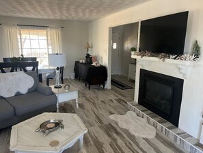 Een televisie en een open haard