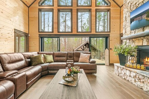 Hot tub | Sauna | Fire pit | Pets | Sleeps 16 | Huge Deck