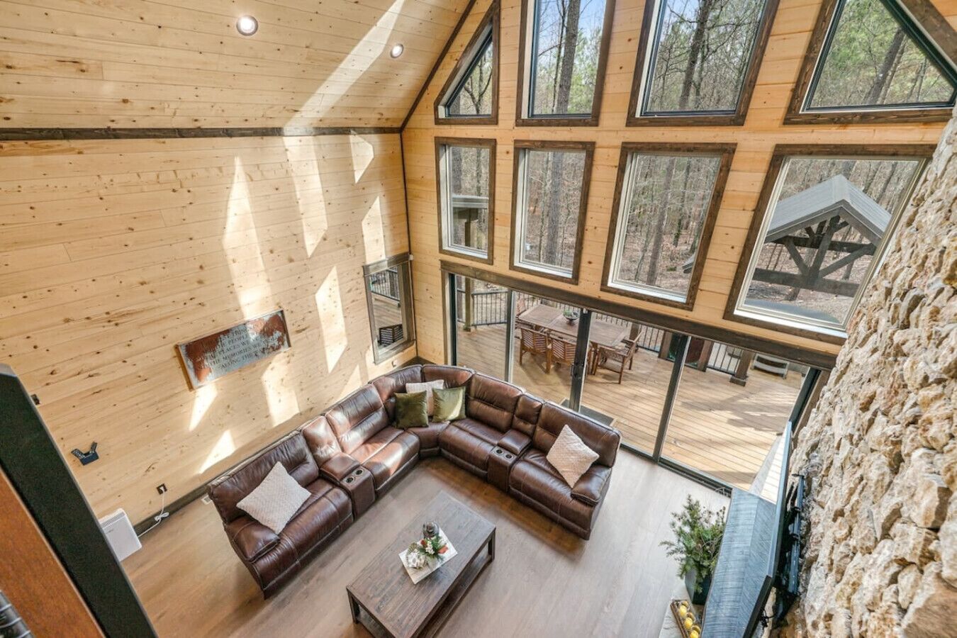 Älytelevisio, DVD-soitin, pöytäjalkapallopöytä