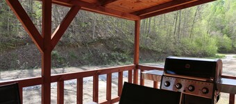 Charming 2-bedroom cabin + loft in fabulous Salyersville with AC and WiFi