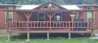 Charming 2-bedroom cabin + loft in fabulous Salyersville with AC and WiFi