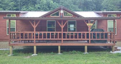 Charming 2-bedroom cabin + loft in fabulous Salyersville with AC and WiFi