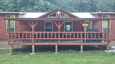 Charming 2-bedroom cabin + loft in fabulous Salyersville with AC and WiFi