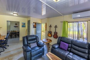 Living area - Chill Surf Getaway, 1 Min Walk to the Beach (Parrita)