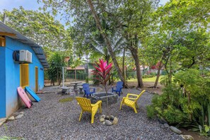 Terrace/patio - Chill Surf Getaway, 1 Min Walk to the Beach (Parrita)
