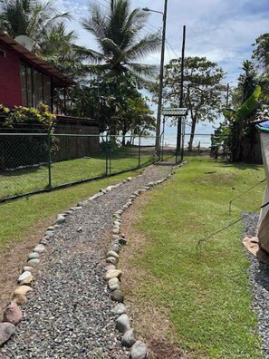Property grounds - Chill Surf Getaway, 1 Min Walk to the Beach (Parrita)