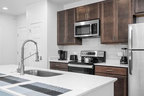 冰箱、微波炉、烤箱、炉灶