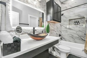 Shower, hair dryer - Houston's Marble Gem Near NRG, & Medical Center (Houston)