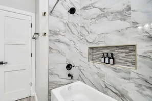 Shower, hair dryer - Houston's Marble Gem Near NRG, & Medical Center (Houston)