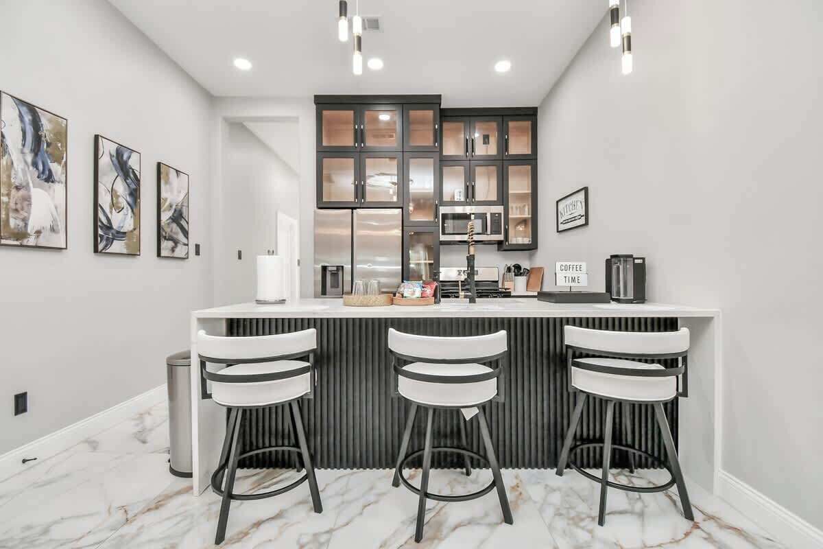 Frigorífico, microondas, horno y placa de cocina