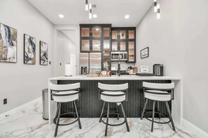 Fridge, microwave, oven, stovetop - Houston's Marble Gem Near NRG, & Medical Center (Houston)