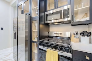 Refrigerador, microondas, horno y parrilla de estufa