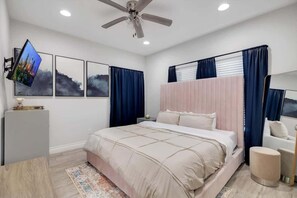 2 bedrooms, iron/ironing board, WiFi, bed sheets - The Downtown Houston Abode Near NRG (Houston)