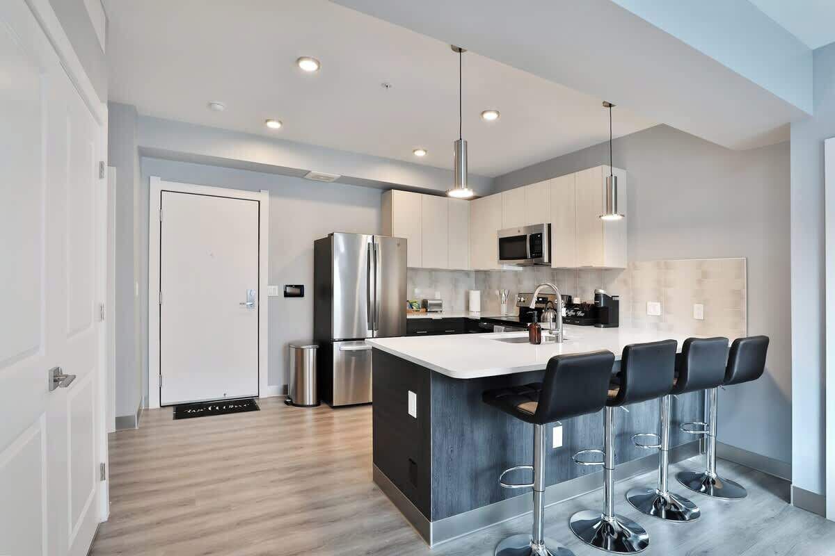 Kjøleskap, mikrobølgeovn, ovn og kokeplater