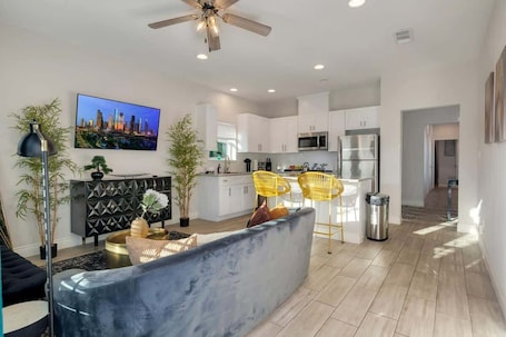 TV. Houston Metro Loft Near Downtown, and NRG