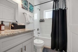 Douche, séchoir à cheveux, serviettes fournies