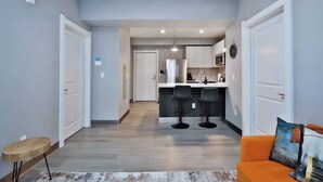 A modern apartment with a kitchen, dining area, and living room. - Home Away from Home Near Downtown (Columbus)