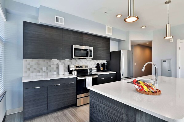 Fridge, microwave, oven, stovetop