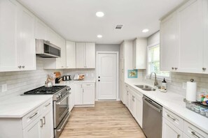 Kjøleskap, mikrobølgeovn, ovn og kokeplater