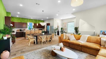 Fernseher, Kamin, Videospiele, Arbeitsbereiche