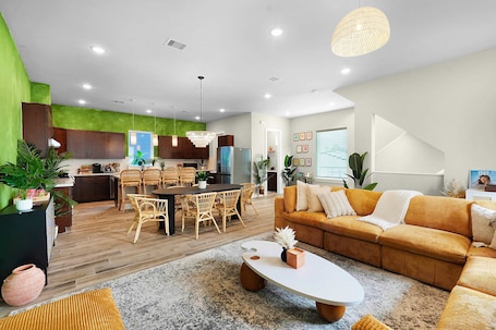 TV, fireplace, video games, offices. Houston Heights Boho Getaway Near Downtown