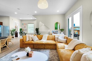 Televisión, chimenea, videojuegos y oficina 