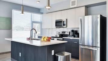 Geladeira, micro-ondas, fogão, cooktop