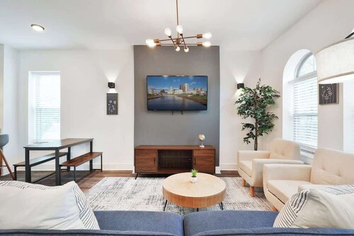 Contemporary Vintage Home (Near Downtown!)