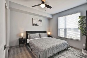 2 bedrooms, iron/ironing board, WiFi, bed sheets - The Buckeye's Gem Near Downtown & OSU (Columbus)