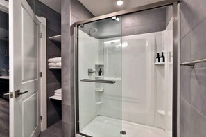 Douche, sèche-cheveux, savon, shampoing