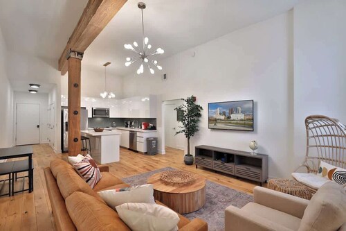 Spacious Luxury Downtown Loft (Free Parking!)