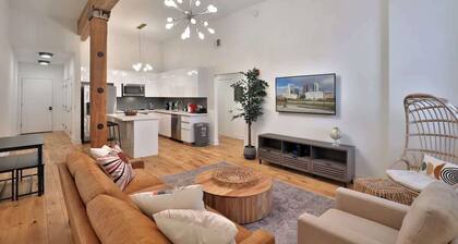 Spacious Luxury Downtown Loft (Free Parking!)