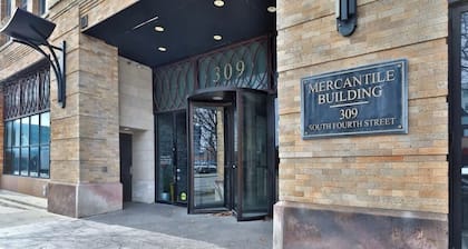 Spacious Luxury Downtown Loft (Free Parking!)