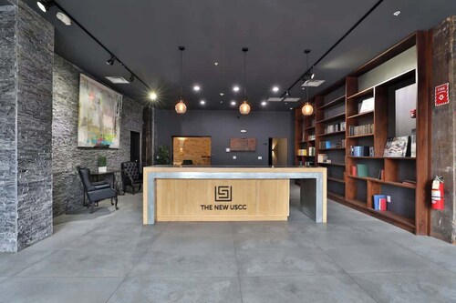 Mid-Century Downtown Loft (Free Parking)