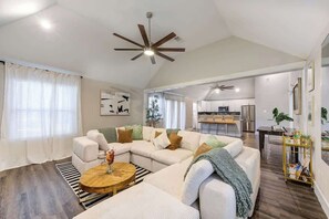 TV, fireplace, offices - Ultimate Getaway Explore Katy & Houston in Style (Katy)