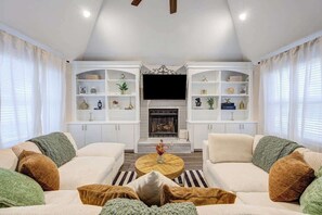 Télévision, cheminée, espaces bureaux