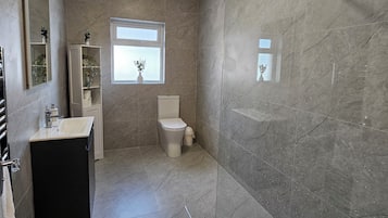 Chambre Quadruple, salle de bains commune | Salle de bain